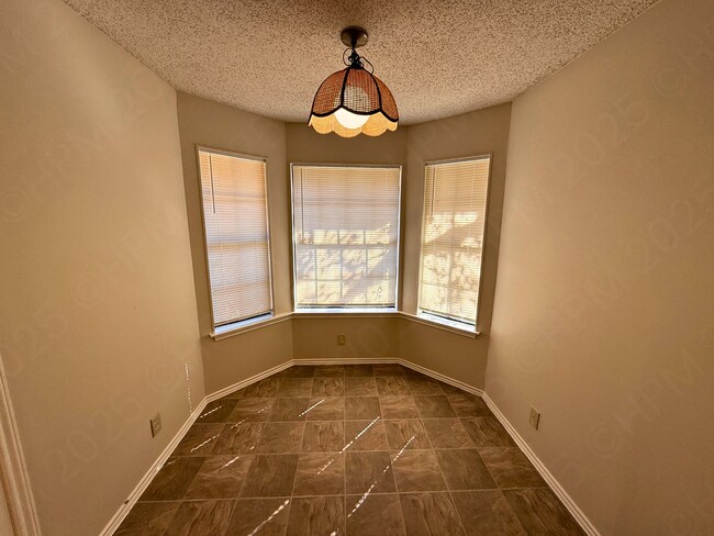 Building Photo - Move-In Special. ½ off the first full month's rent with a 12-month lease.