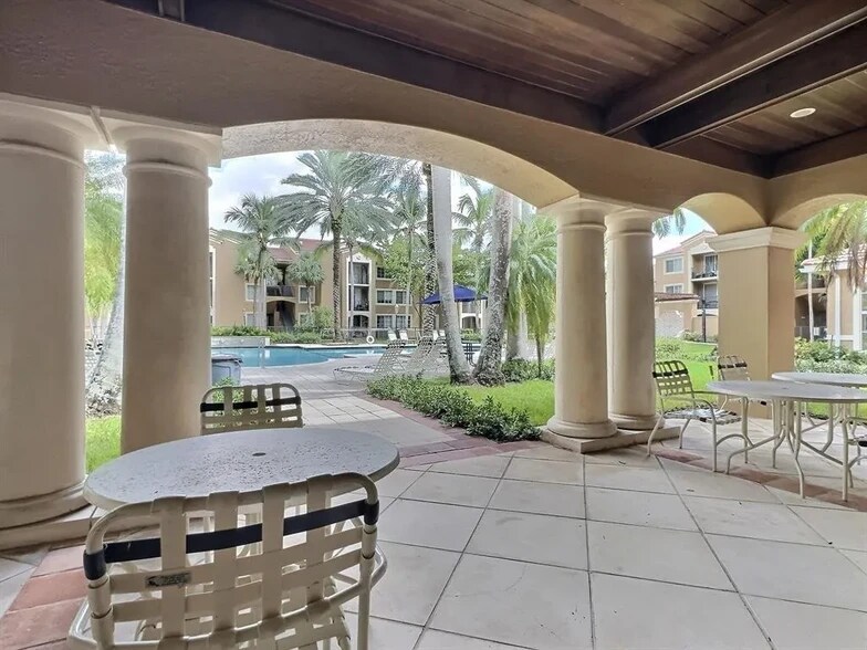 Building Photo - 8010 N Nob Hill Rd