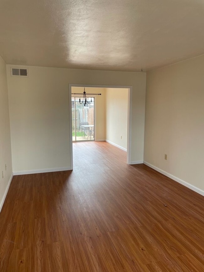 Building Photo - 3 BR 1.5 Bath Townhouse