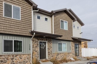 Building Photo - BEAUTIFUL 3 Bed 2.5 Bath Townhome Available!