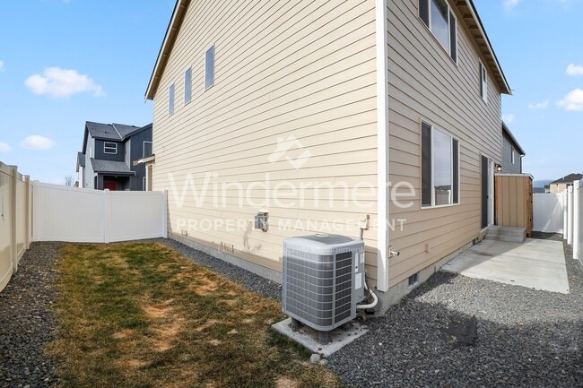 Building Photo - ***Half off 1st full month's rent*** LIber...