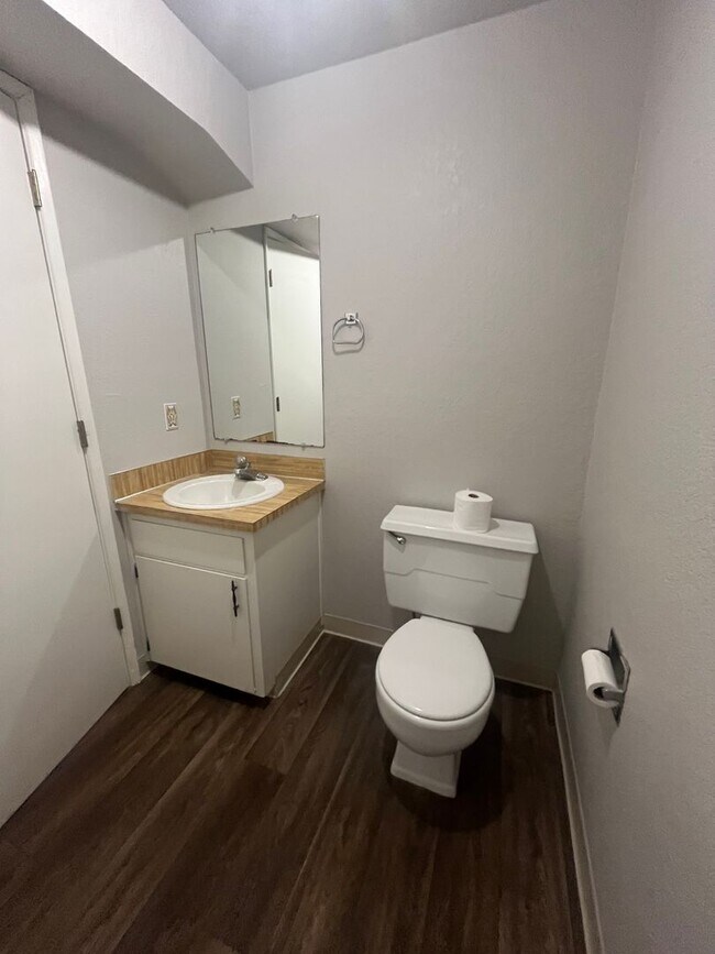 Building Photo - 2-Bedroom 1 1/2-bathroom Townhouse Style Apartment