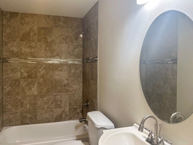 Building Photo - 4 Bedroom / 2.5 Bath Home