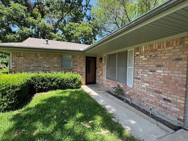 Building Photo - Corner Lot Waco Home
