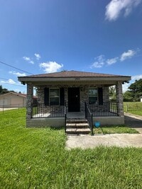 Building Photo - Like New 3 Bedroom 2 Bathroom Home