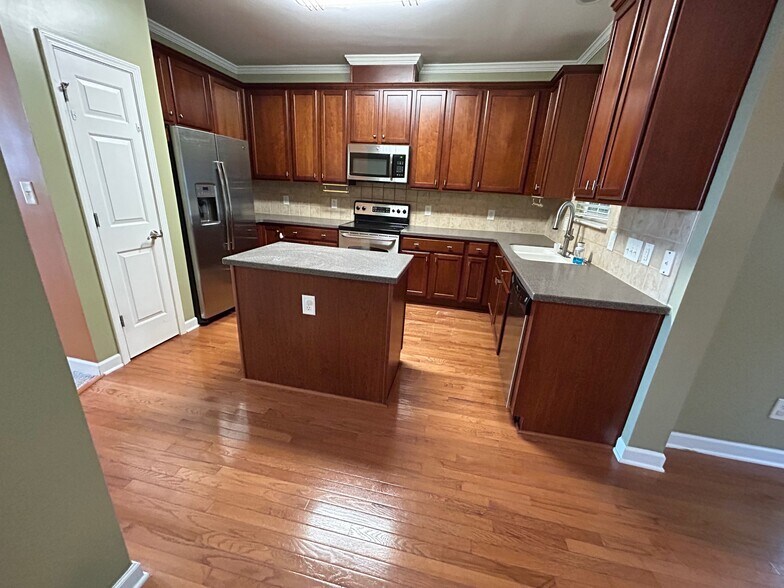 Building Photo - 105 Havelock Ct