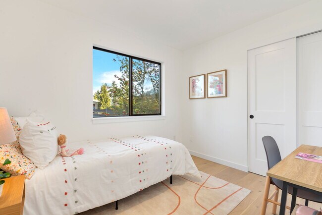 Building Photo - 129 N 136th St