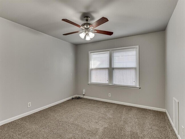 Building Photo - 2641 Kent Dr