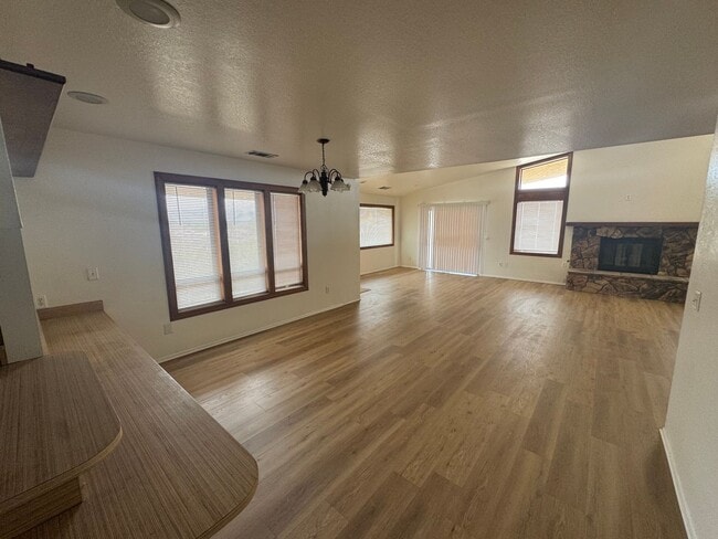 Building Photo - Beautiful home in Desert Knolls area