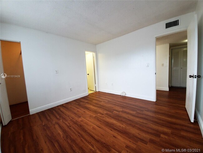 Building Photo - 9363 Fontainebleau Blvd