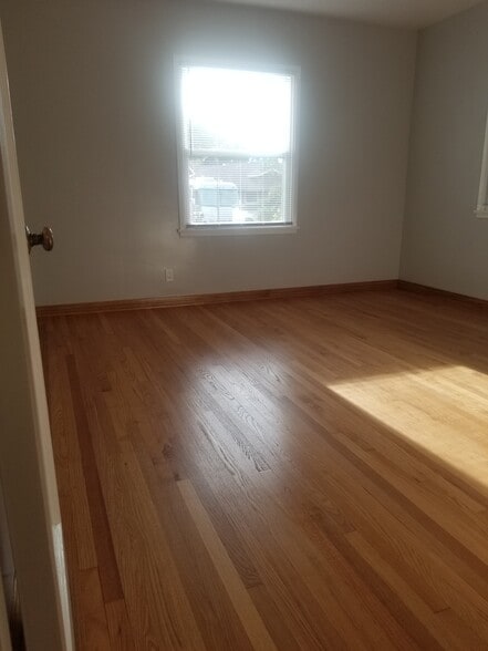 Room #2 - 5165 Carlingford Ave