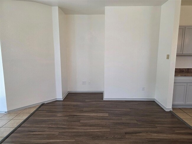 Building Photo - 319 Riverwalk Dr