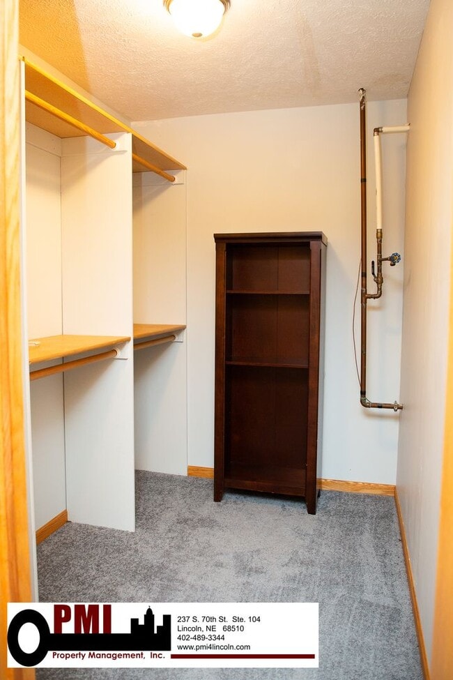 Building Photo - 3 Bedroom and 3 Bathroom Duplex. Available...