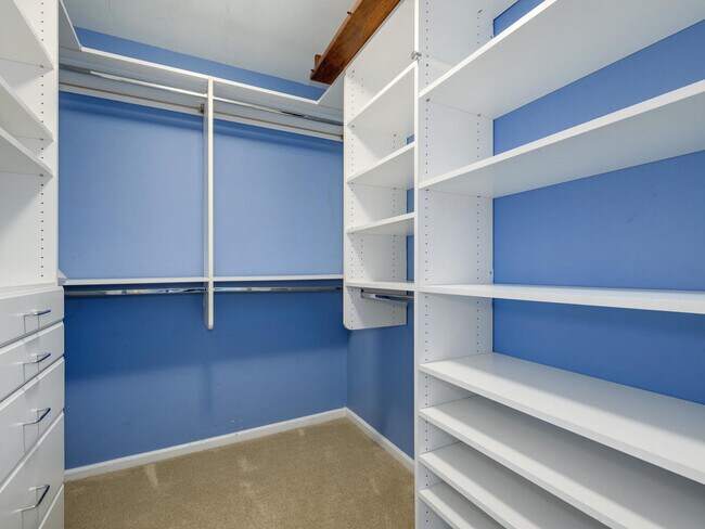 Building Photo - 345 N La Salle Dr