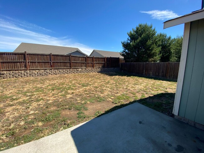 Building Photo - 4 Bed, 2 Bath Home!