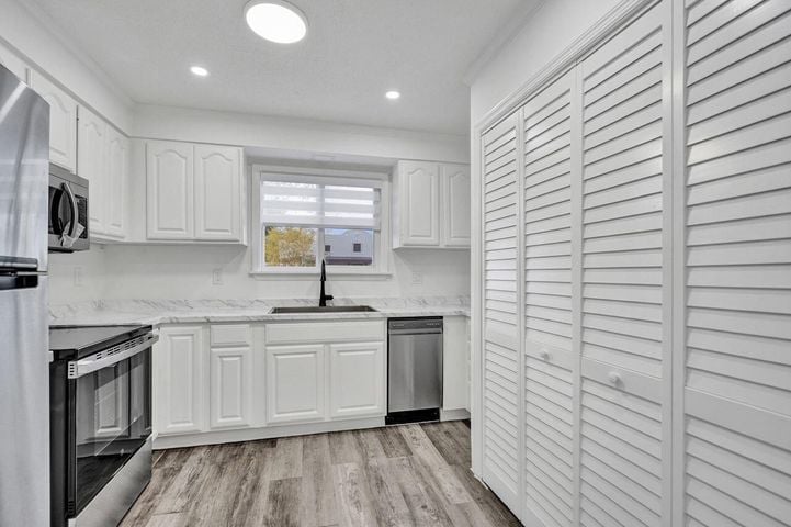 Building Photo - 229 SW 1st Ave