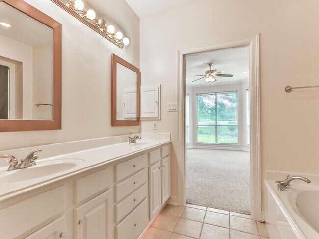 Building Photo - FORE Bedrooms in Del Lago!