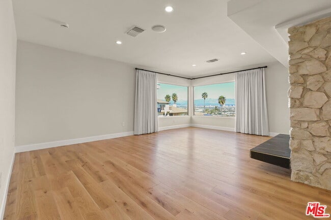 Building Photo - 4102 Cloverdale Ave