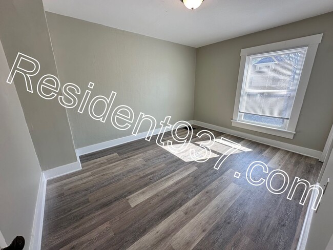 Building Photo - Spacious updated 3 bed 1 bath