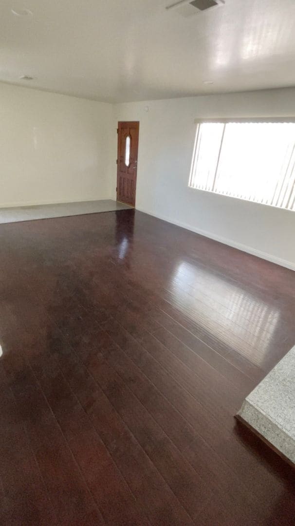 Building Photo - Remodeled Duplex close to the beach