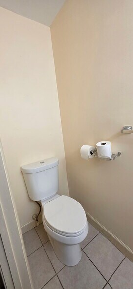 1/2 Bath - 23 Mill St