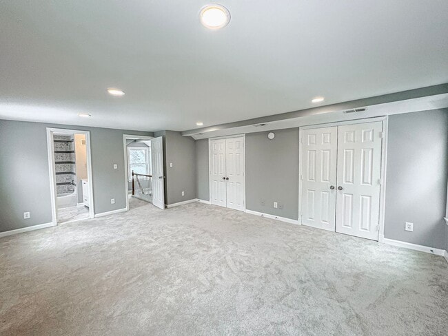 Building Photo - Charming 3 Bed 3 Bath Sitting On A Large Lot In Beautiful Summit Veitch