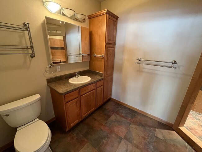 Building Photo - Spacious 3 Bed/3.5 Bath Home with Two Prim...