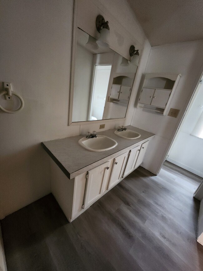 Building Photo - 2519 Openview Dr