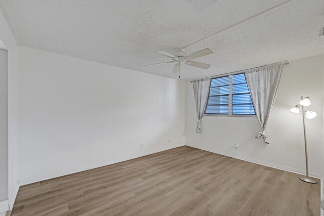 Building Photo - 9470 Poinciana Pl