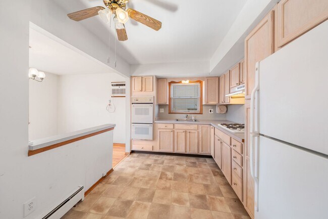 Building Photo - Large 3 Bedroom Apt + Private Office Space