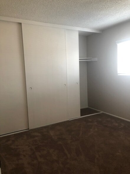 Wall to wall closet - 3456 Redwood Ct