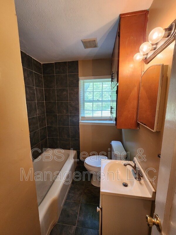 Building Photo - 427 Bernard Dr