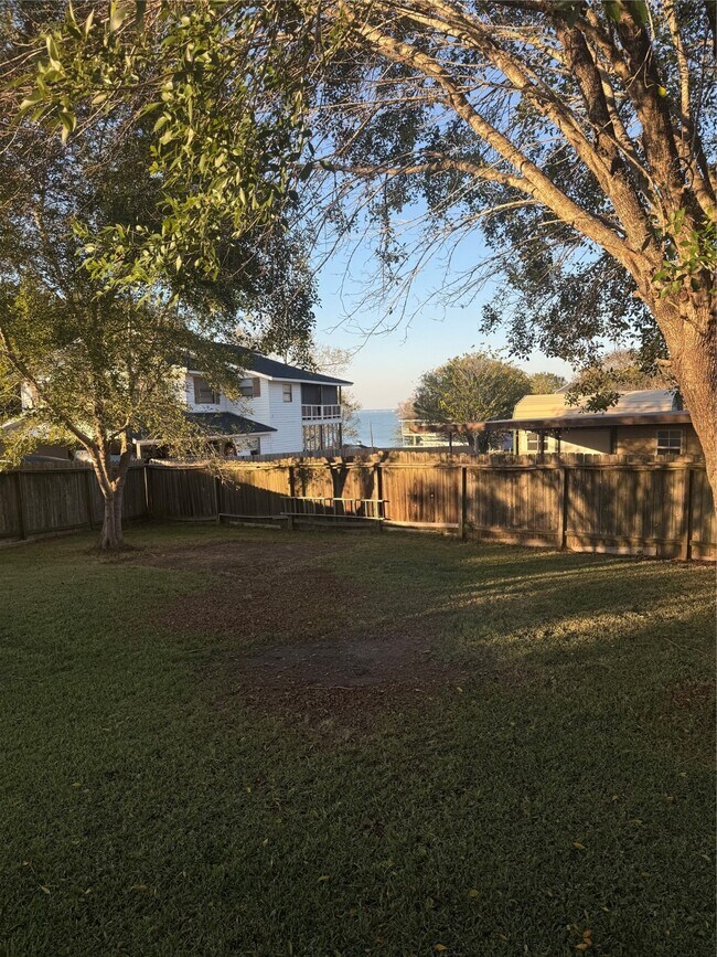 Building Photo - 10 Southwood Shores Dr