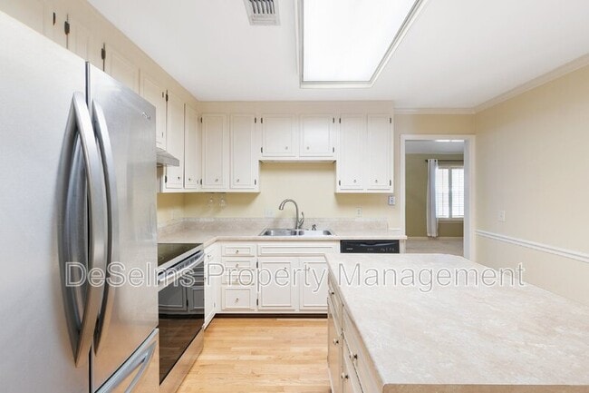 Building Photo - 208 Cottage Pl