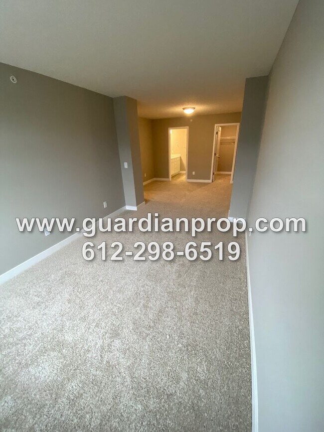 Building Photo - Luxury Townhouse Available June 1st, High End Finishings, Quartz Counters, Large Loft, Huge Prima...