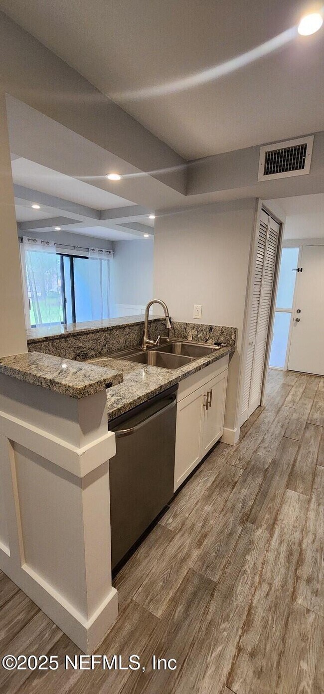 Building Photo - 3 Castania Ct