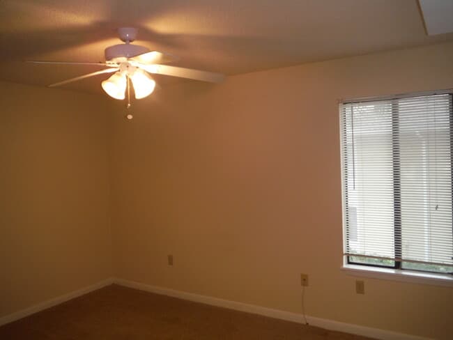 Building Photo - Nice 2nd FL Condo with Screened Balcony