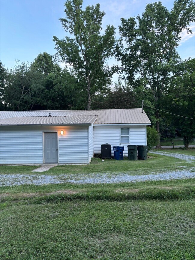 Building Photo - 279 Noles Dr