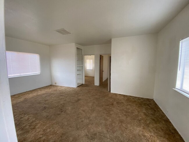 Building Photo - Quiet 2 bedroom 1 bath house in Riverdale