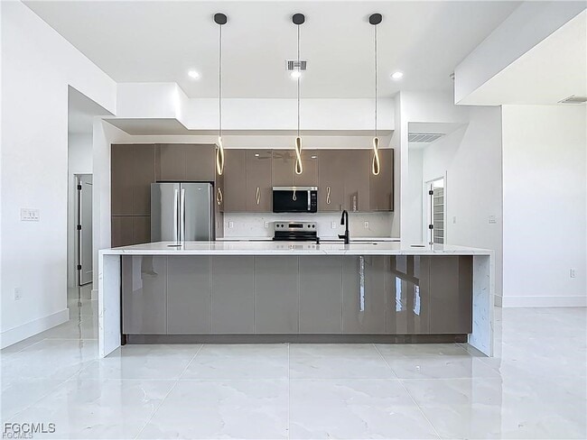 Building Photo - 323 NE 19th Terrace