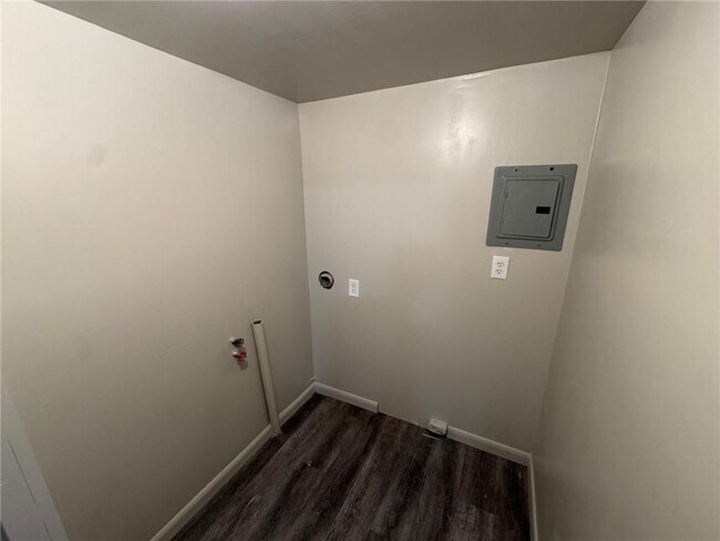 Building Photo - 4734 Clarendon Dr