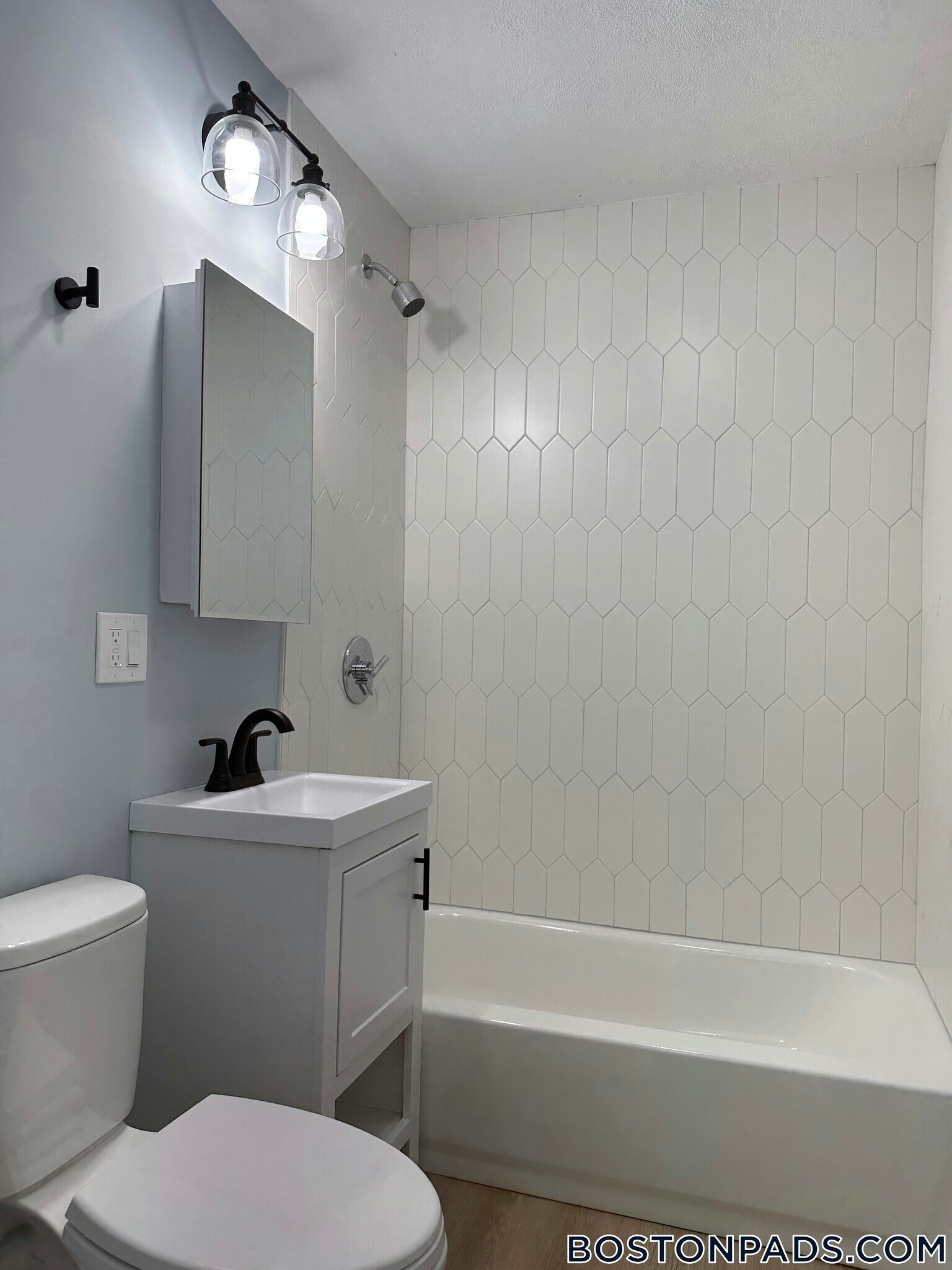 Building Photo - 740 E 7th St