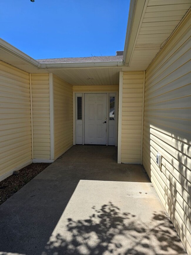Building Photo - Nestled 3 bedroom, 2 bathroom in Fruitvale area