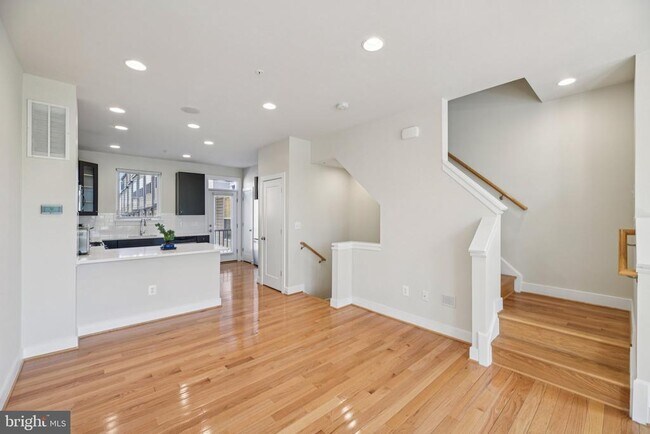 Building Photo - 5627 45th Ave