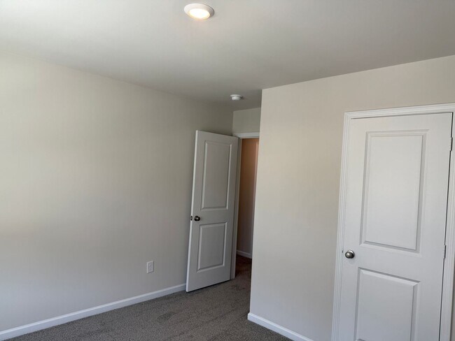Building Photo - Lexington Townhouse - Call Lexington office for information 803-359-0793