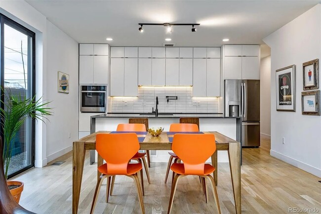 Building Photo - Contemporary Townhome in an Exceptional Su...