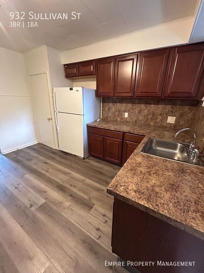 Building Photo - 932 Sullivan St