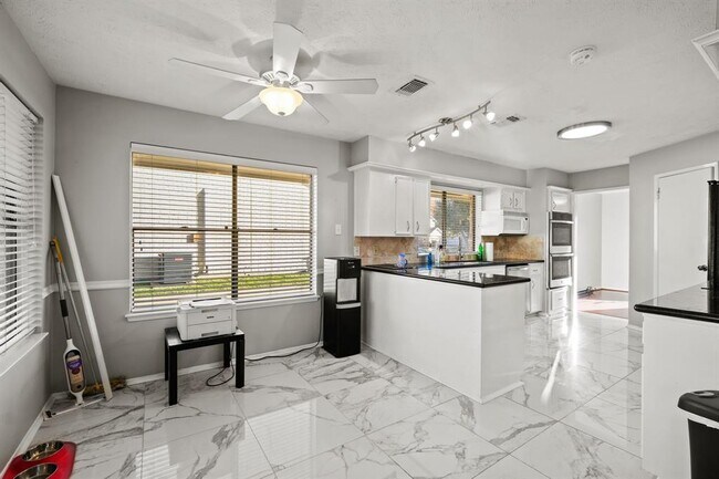 Building Photo - 2815 Edgewood Dr