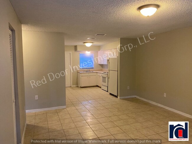 Building Photo - Spacious 3/1 Duplex with Laundry Room