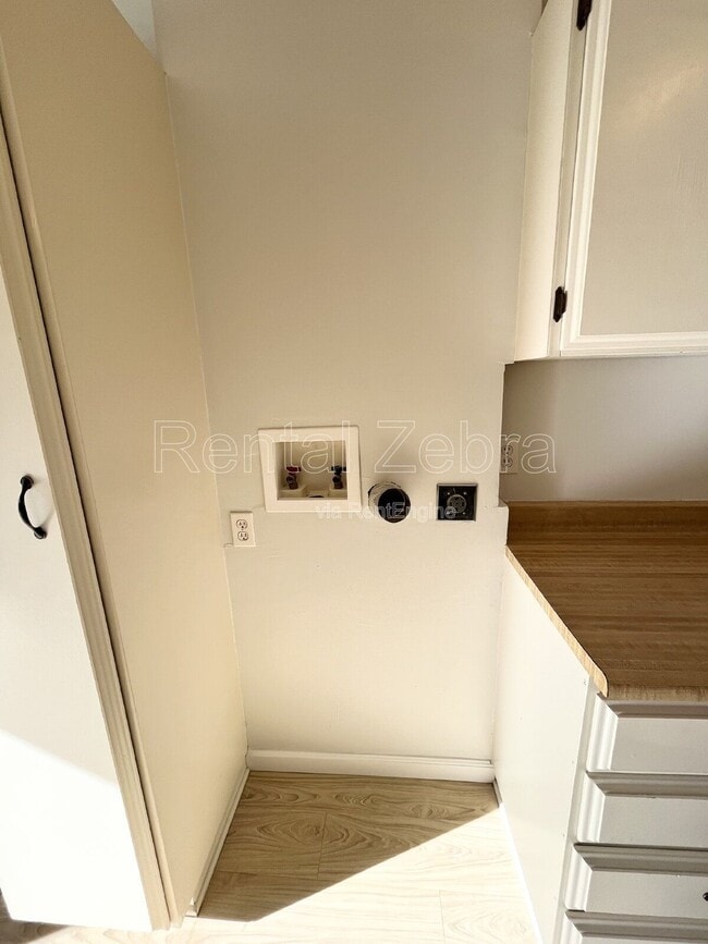 Building Photo - 687 Vallie Ct